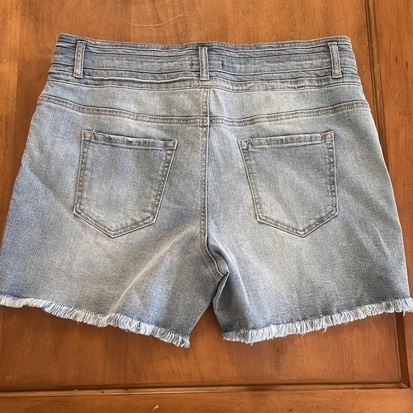 VERSONA NWT Jean Shorts Size 16 - Picture 5 of 10